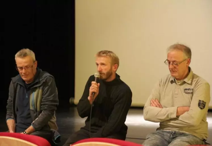 Jeudi 1er décembre, le ciné-théâtre de Saint-Chély-d'Apcher a organisé une soirée ciné-débat autour de deux films du documentariste Marc Khanne : La transhumance du bonheur et L'heure des loups, en présence de Mickaël Tichit et Joël Brunet, deux éleveurs prédatés en 2022.