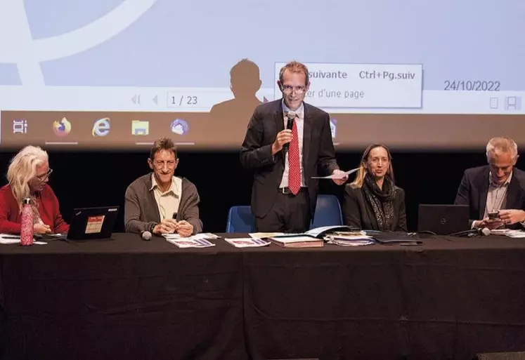 Lundi 24 octobre, dans les locaux de la Genette verte à Florac, étaient conviés les maires de tout le département pour participer, en présence du préfet de Lozère Philippe Castanet, à une réunion sur les problématiques de risques majeurs en Lozère et les actions à mettre en place lors d'épisodes de forte intensité.