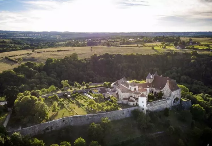 Site classé, le lieu se prête à des randonnées (gorges de la Bouble). Des visites de l’église sont organisées régulièrement en été.