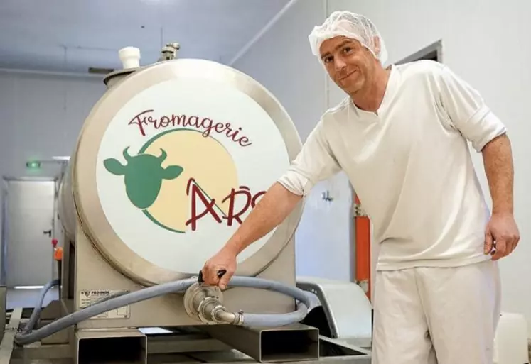 Abandonnée depuis 20 ans, la laiterie de Chambon-le-Château produit à nouveau du fromage grâce à Jonathan Ars, ancien salarié d'une fromagerie qui a décidé de fonder son propre commerce.