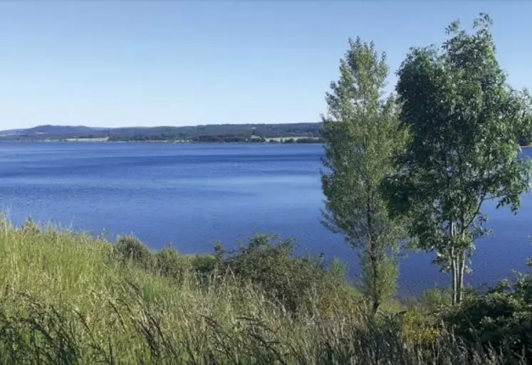 Issu d'une mémoire conflictuelle, le réservoir de Naussac est le plus important de Lozère et sert en aval pour l'irrigation et les centrales nucléaires. Mais, sur le territoire, quarante ans après sa construction, les retombées restent mesurées.