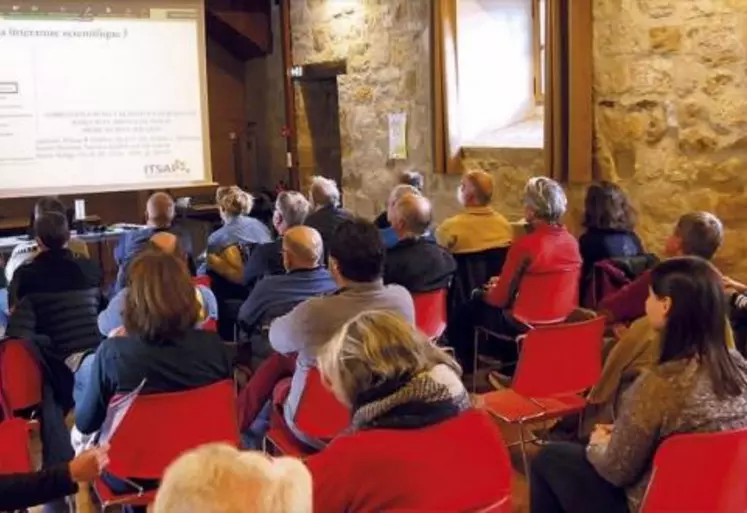 Ce 9 avril, les professionnels de l'apiculture organisaient un rendez-vous dans les locaux du Parc National des Cévennes. Ouverte au public, cette journée était surtout l'occasion de mieux comprendre les multiples variables qui affecte une filière qui fait face à de nombreuses difficultés