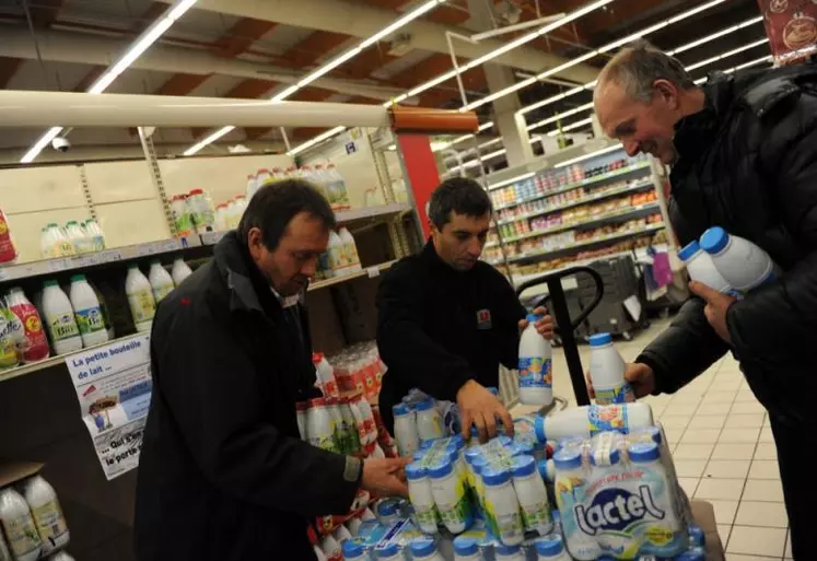 A l'hyper U, Mende, on vide les étagères du lait Lactalis.