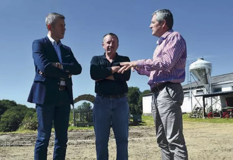 De gauche à droite : Michel Biero, gérant de Lidl France, Joël Amadon, producteur adhérent à l’APLM et Dominique Barrau, président de l’APLM à l’occasion de la visite du Gaec des Trois Chênes à Pontaumur (63).