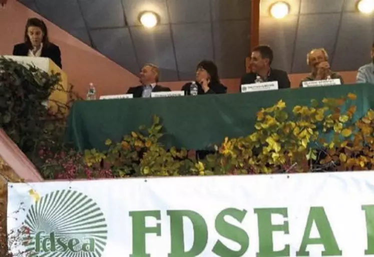 Mardi 26 octobre, la FDSEA était réunie en congrès à la salle des fêtes de Ribennes. Près de 70 participants avaient fait le déplacement pour dialoguer avec Léa Geneix, directrice du Copamac-Sidam, et Yannick Fialip, président de la commission économie de la FNSEA.