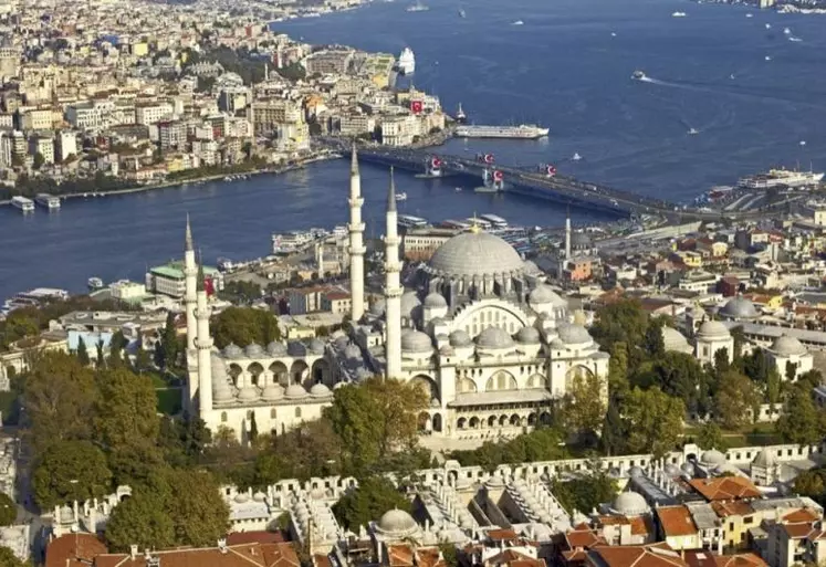 La Mosquée De Soliman Le Magnifique qui surplombe le bosphore est considérée comme la plus belle des mosquées impériales de la Turquie.