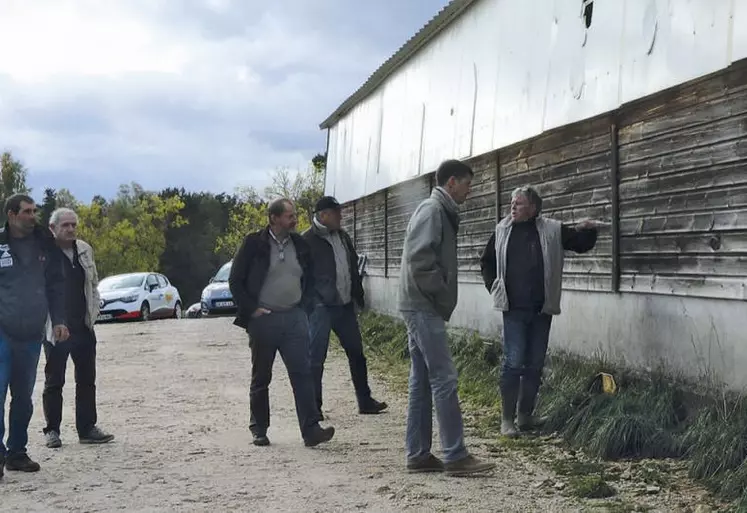 En vieillissant le bardage bois grise « mais ne change pas à cœur », indique Jean-Charles Commandré, responsable du service bâtiment à la chambre d’agriculture de Lozère.