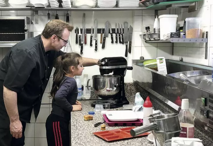 Clémence Boissier écoute attentivement les recommandations du chef Gérard Dugard pour pouvoir, dimanche prochain, faire le dessert elle-même.