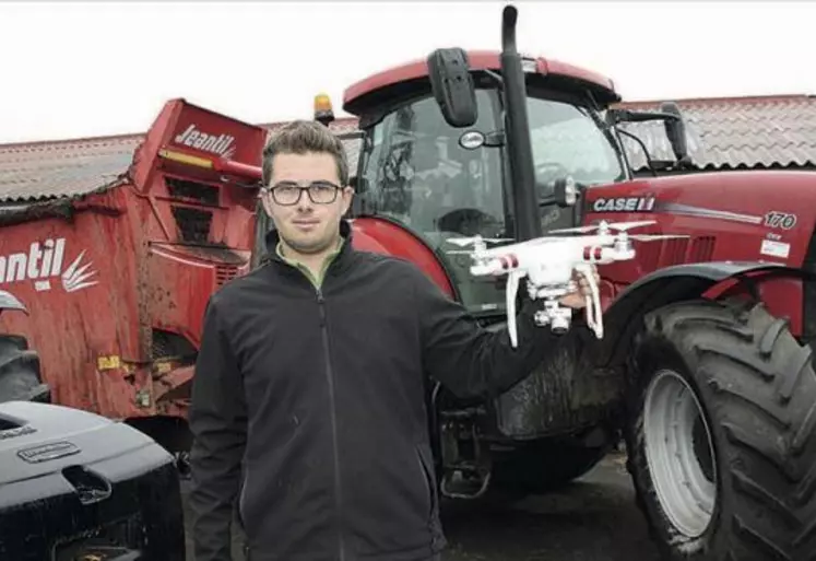 Arthur Bérard avec son drone dans la cour du Gaec au Beau Fix.