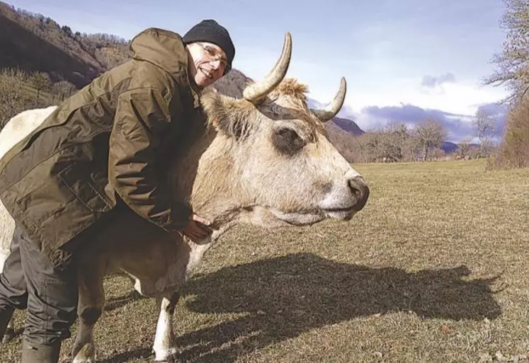 Bastien Rouchès avec la vache Élisabeth, une nouvelle voie et une nouvelle vie.