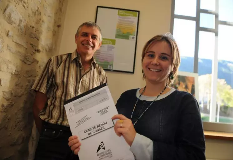 Yves Prouhèze, responsable à la chambre d'agriculture de Lozère de la démarche qualité et service, et Nelly Girma, assistante qualité.