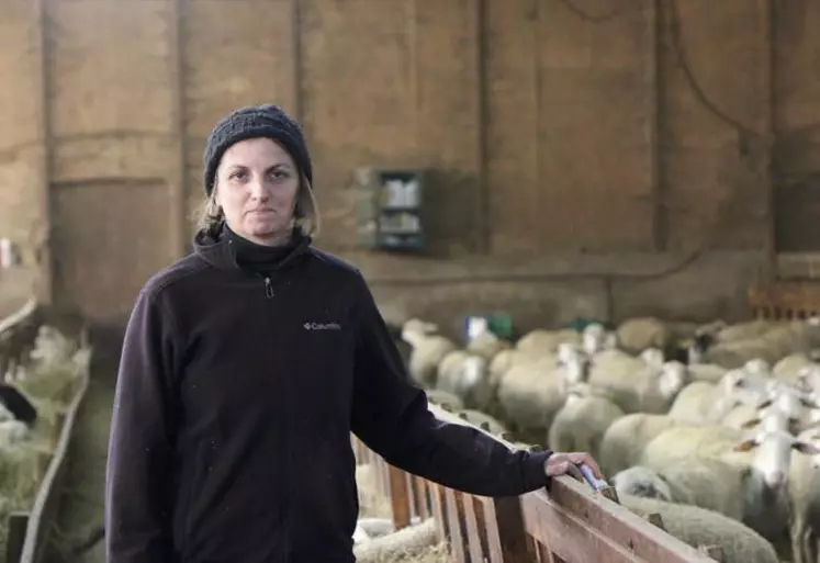 Sabine Cannesson dans sa bergerie.