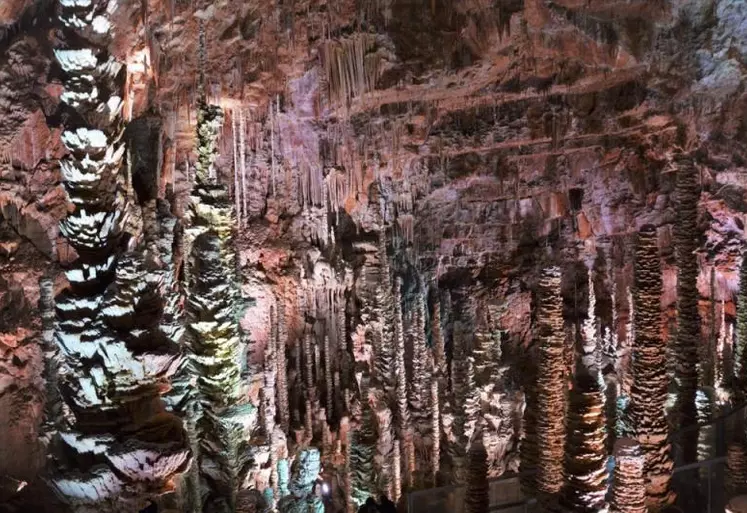 Inquiétants chez Dante, mystérieux chez Jules Verne, les grottes, gouffres et abîmes inspirent le respect.