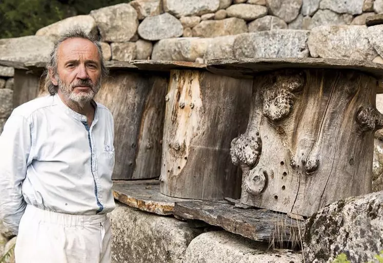 Yves-Élie Laurent, le président de l'association l'Arbre aux abeilles, sur le site du rucher tronc, dans la vallée de l'abeille noire, construit avec des pierres de granit, dans la plus pure tradition lozérienne.