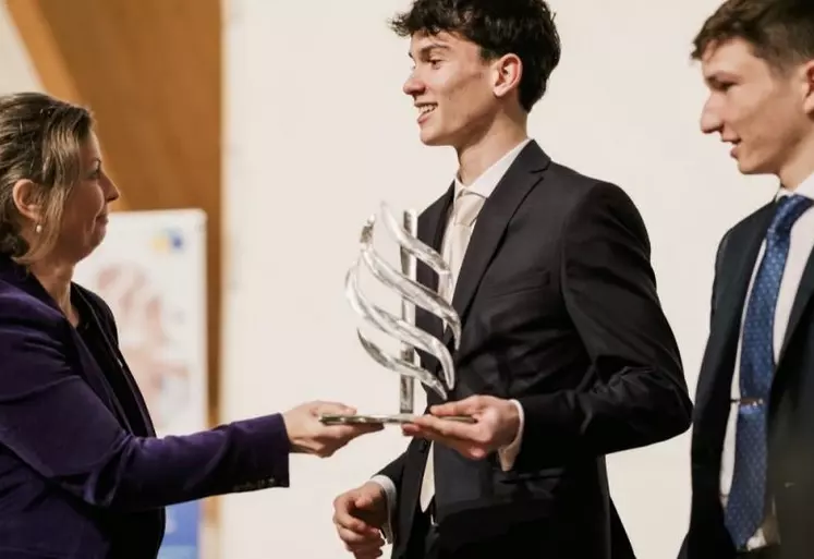 Valérie Drezet Humez remet le trophée au binôme du lycée hôtelier du Sacré-Cœur.