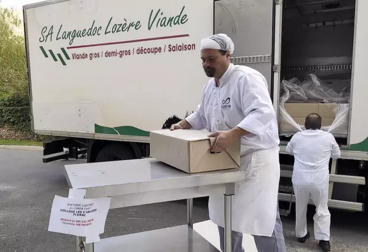 Chef cuisinier du collège des trois vallées de Florac, Frédéric Martinez a reçu, mardi 15 octobre, une livraison de 150 kg de viande bovine issue de l’exploitation de Ludovic Evesque.
