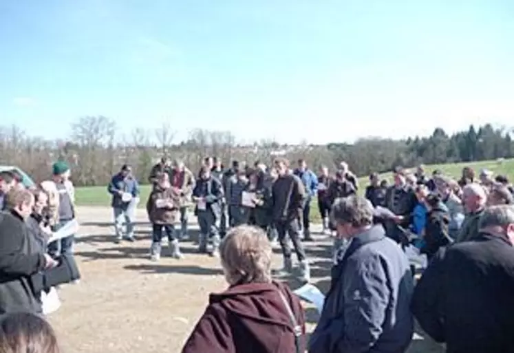 Les participants attentifs aux explications des membres de la Scea des Essarts.