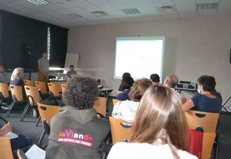 Hugues Chauveau d'Arvalis et Jérémy Douhay de l'Idele ont dévoilé les résultats des recherches conduites sur l'herbe conservée en bovins allaitants.