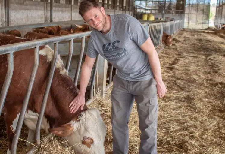 Baptiste, agriculteur par passion, gère sa ferme en bon père de famille.