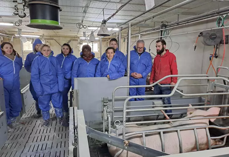 La visite de l'élevage porcin d'Etienne De Veyrac a été très intéressante pour les demandeurs d'emploi.