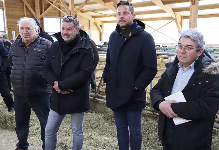 Les représentants des Intermarchés de Lozère et d’Hyper U écoutent les revendications des agriculteurs dans une étable.