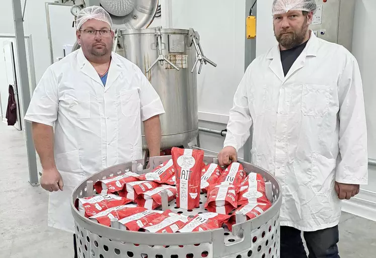 Richard et Sylvain Duchet dans leur laboratoire d’embouteillage.