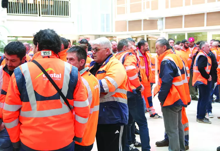 Salariés du Départment en veste orange fluo