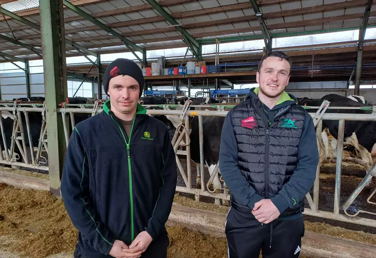 Anthony Fayolle et le Préfet Yvan Cordier en compagnie des associés du Gaec du Collet II.