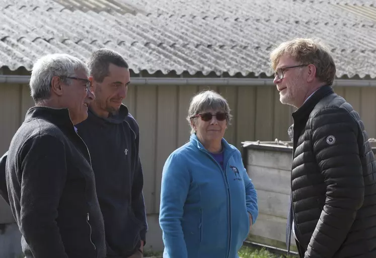 Marc Fesneau, le ministre de l'agriculture, discute avec les trois associés qui l'accueillent sur leur ferme.