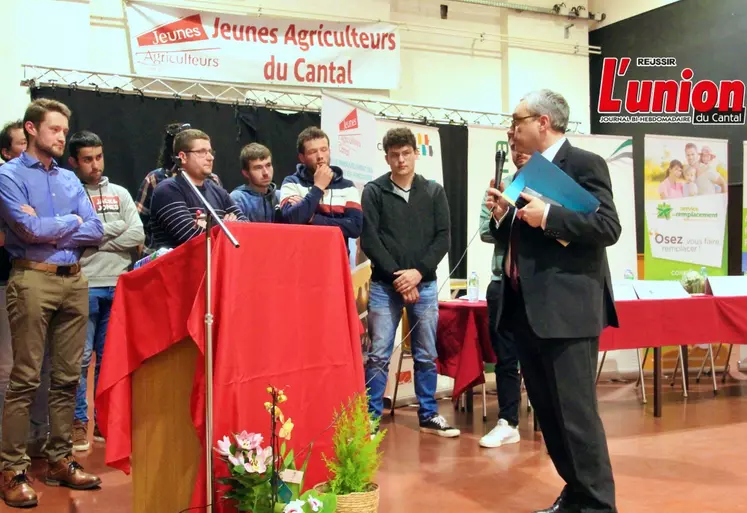 Les Jeunes agriculteurs du Cantal interpèlent le préfet Buchaillat lors de l'assemblée générale de JA15. 