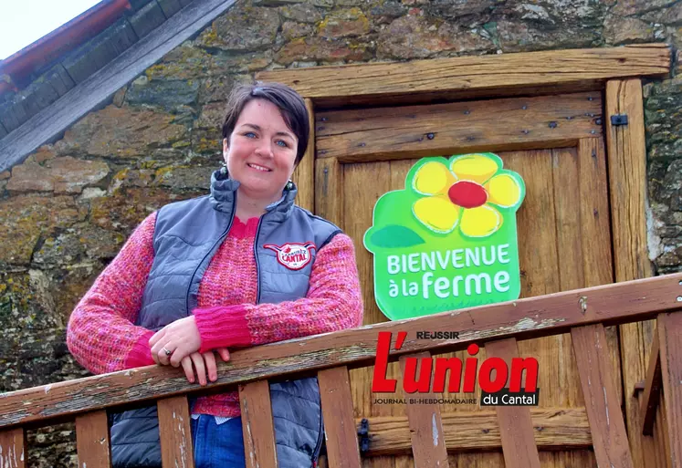 Julie Rigal, présidente de Bienvenue à la ferme Cantal, devant le point de vente de la Ferme des fourches, installé dans un ancien sécadou
