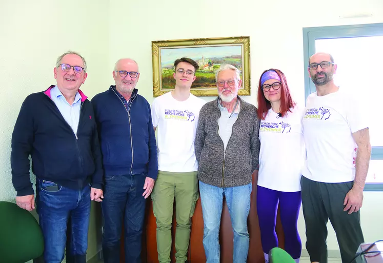 Cinq garçons, une fille habillée sportivement