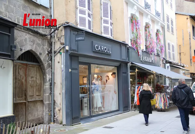 Rue marchande avec boutiques de vêtements