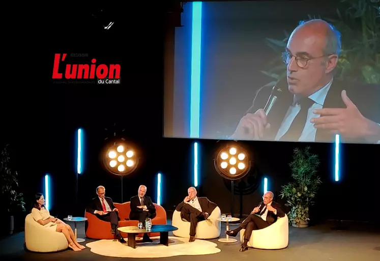 Débat à Aurillac autour d'une table ronde avec au micro Olivier Marleix