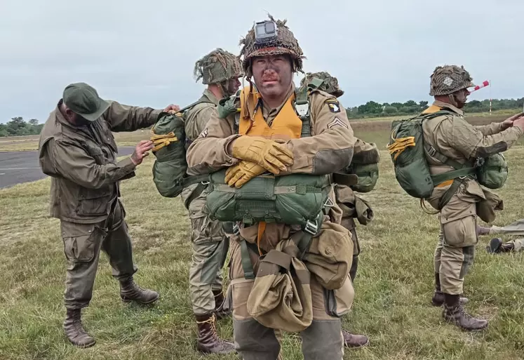 Parachutiste en tenue de soldats américain de 1944