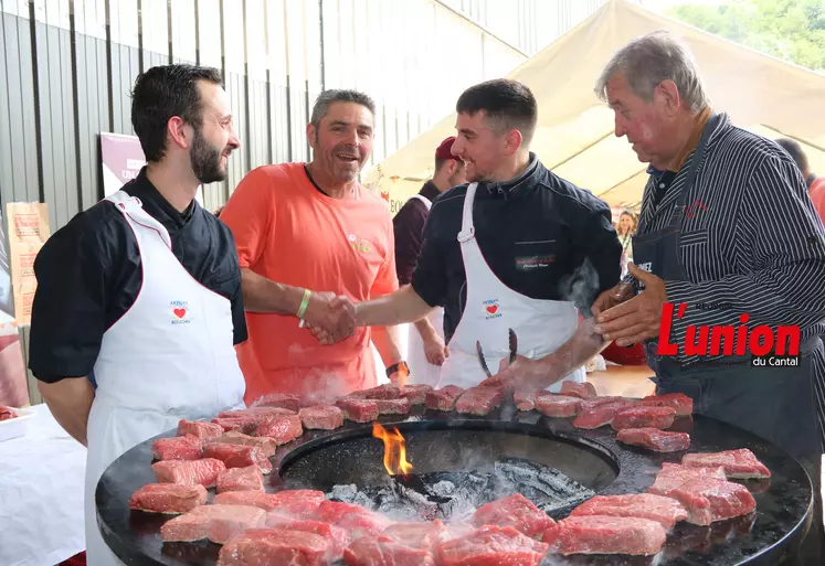 Bouchers et éleveur autour d'un brasero avec de la viande, se serrant la main.