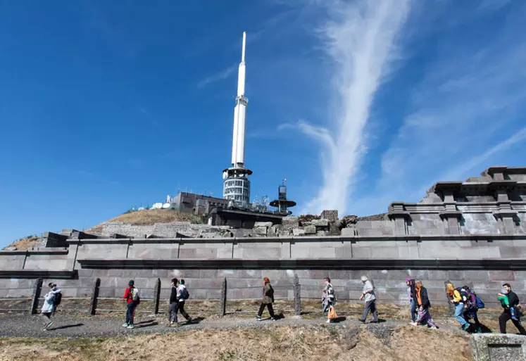 temple de mercure, des gens passent devant