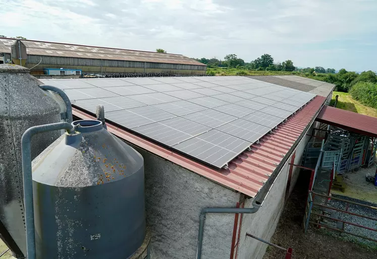 Panneaux photovoltaïque sur un toit