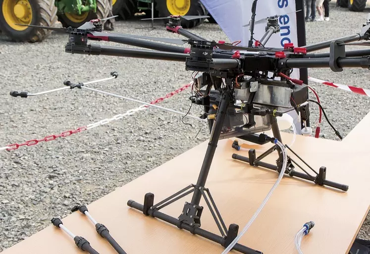 Un drone utilisé pour nettoyer les toitures