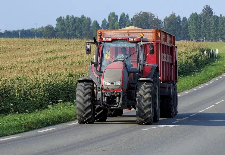 Un tracteur sur une route