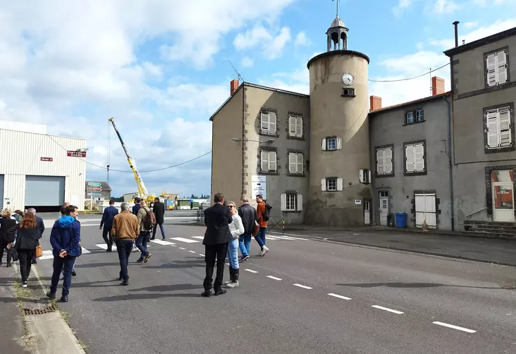 Des gens devant un bâtiment