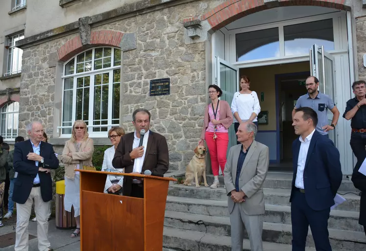 discours d'Olivier Tourand à un pupitre