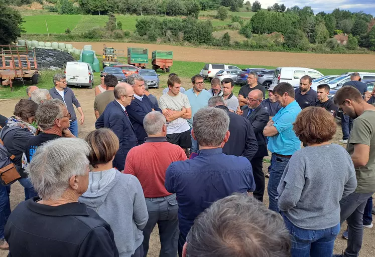 Le Préfet de Haute-Loire Yvan Cordier s'est déplacé à Chilhac sur une exploitation ovine touchée par la FCO pour faire un point de situation sur cette crise sanitaire d'envergure.