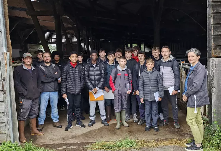 Un groupe de lycéens à l'entrée d'un bâtiment d'élevage