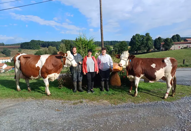  Alexis, Linda et Florian en compagnie de leurs deux montbéliardes sélectionnées pour le concours.