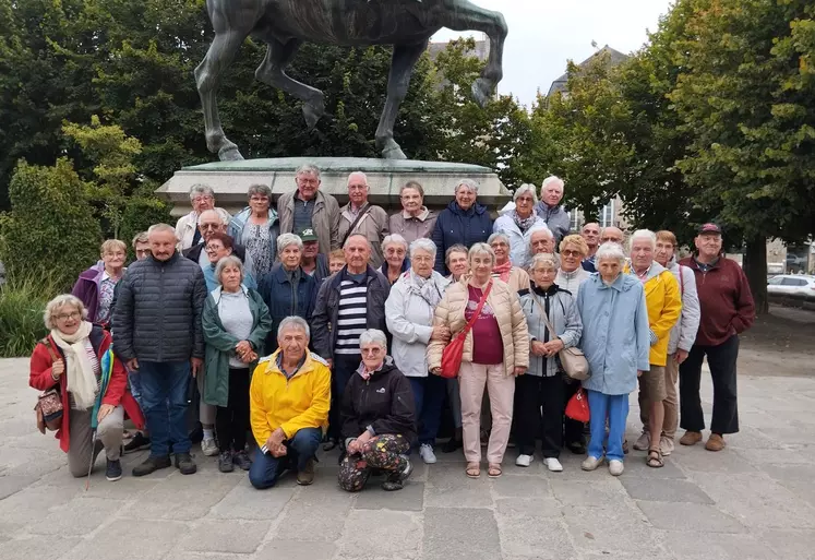 Photo de groupe de personnes âgées sur un site touristique.