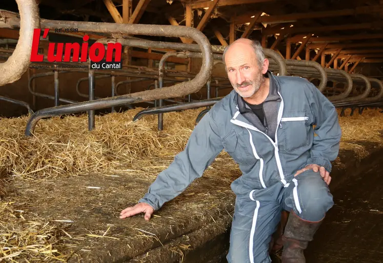 Un homme montre le matelas au sol 