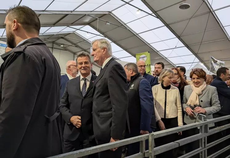 Michel Barnier parmi les représentants agricoles