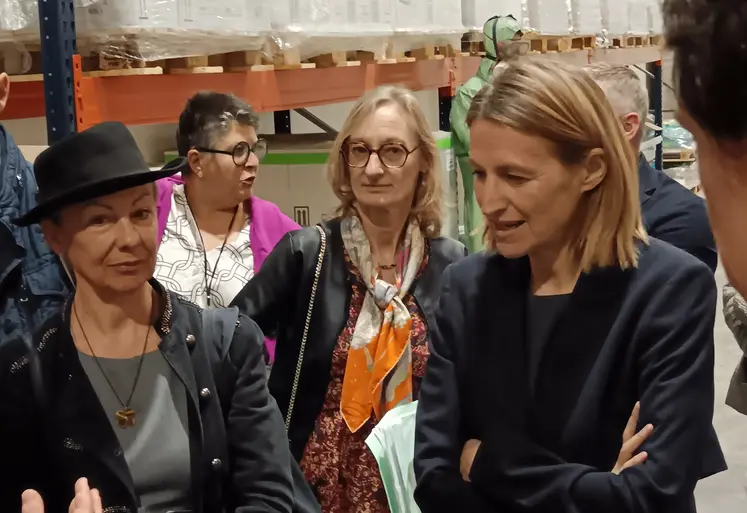 4 femmes en visite dans un entrepôt dont Pascale Trimbach, préfet et Astrid Panosyan Bouvet ministre.