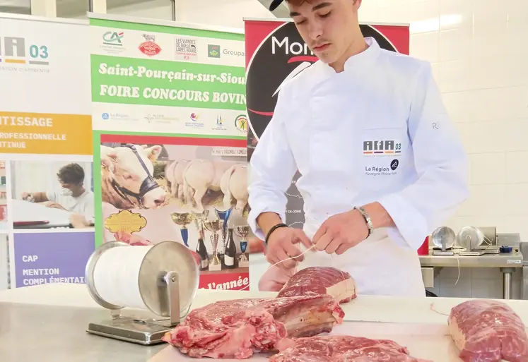 Un jeune homme ficelle un rôti de boeuf